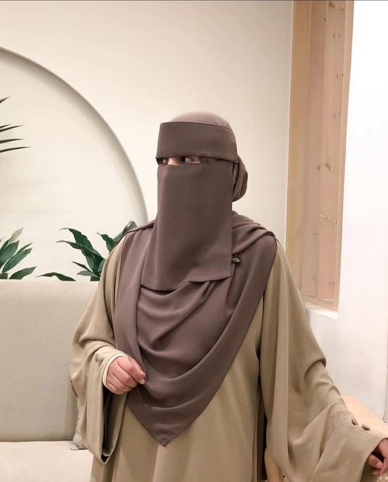 🖤 نقاب لافيا (غطاء الوجه) بقماش الشيفون الكوري الفاخر - لون نود غامق كابتشينو