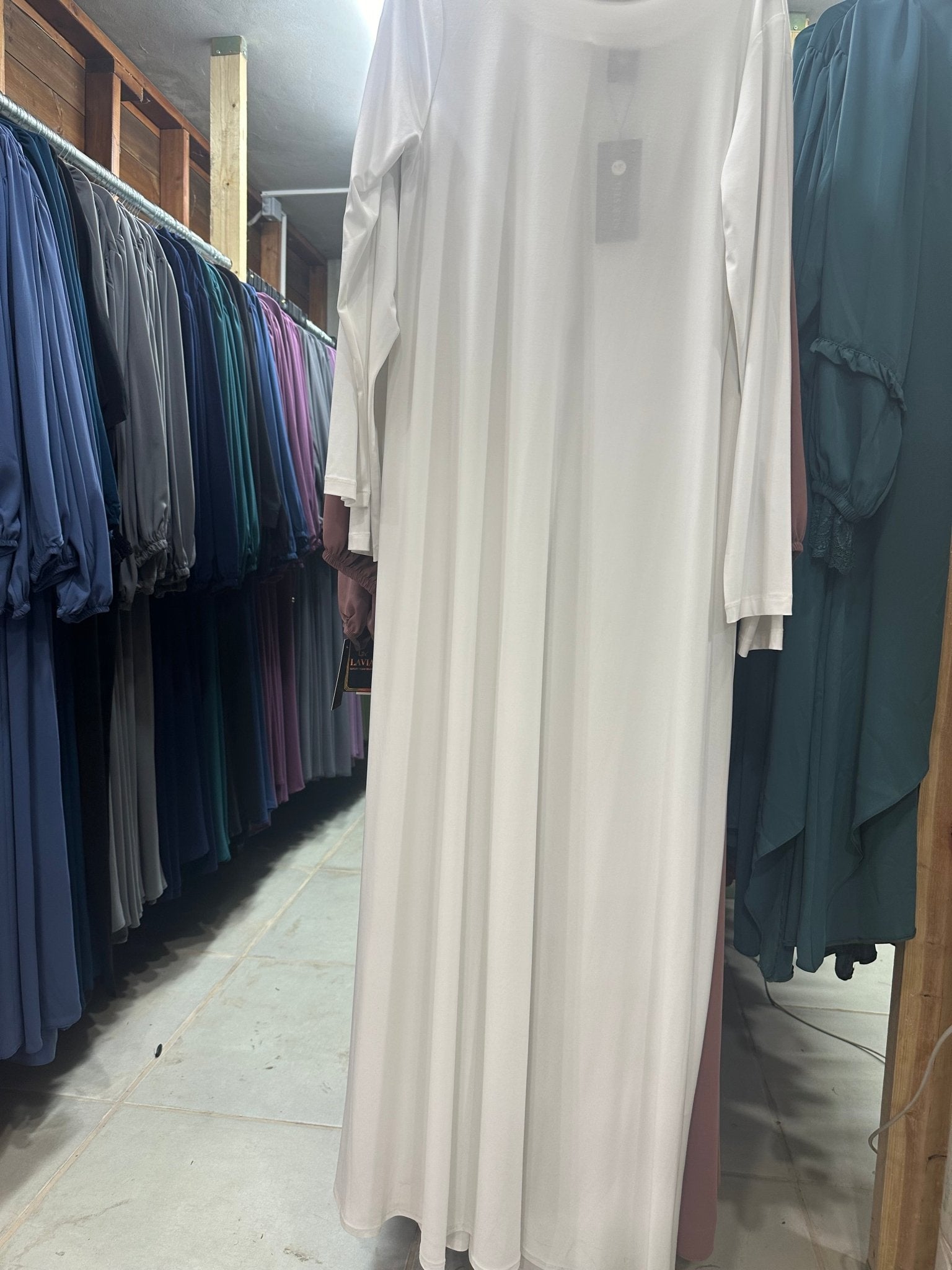 فستان بيسك ( اساس )لون ابيض مع اكمام قماش لايكرا - Lavia