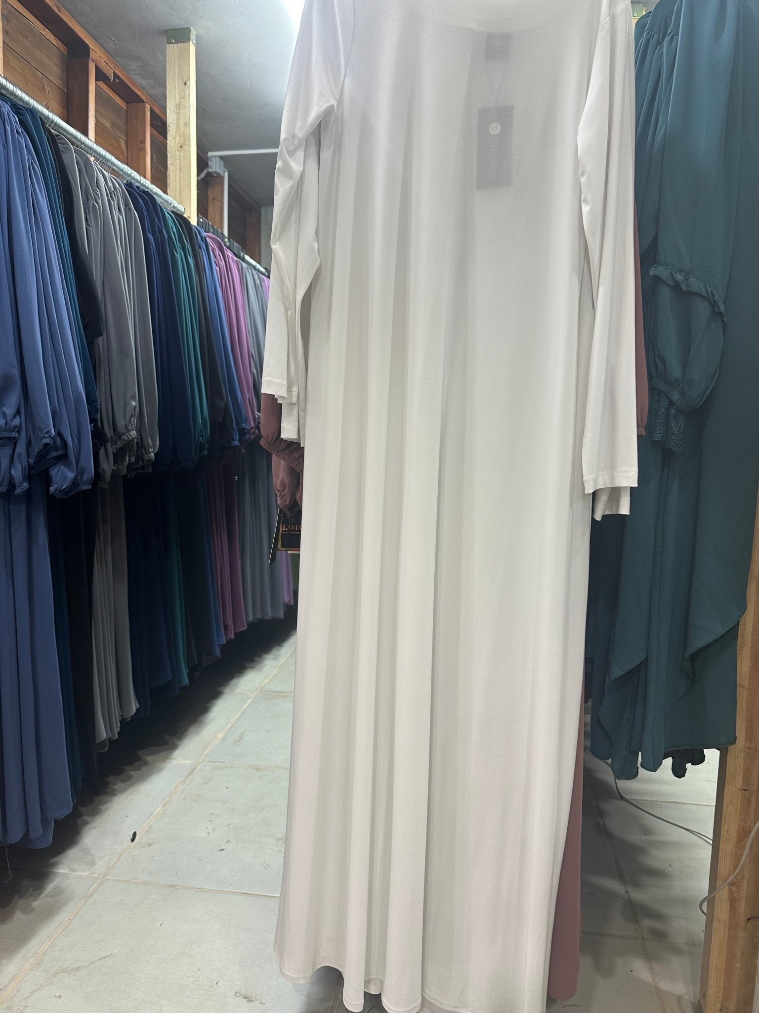 فستان بيسك ( اساس )لون ابيض مع اكمام قماش لايكرا - Lavia