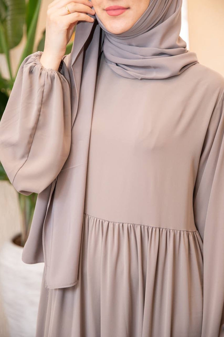 فستان لاڤيا الأيقوني من مجموعة العفاف الراقية ❤️ لون طحيني - Lavia