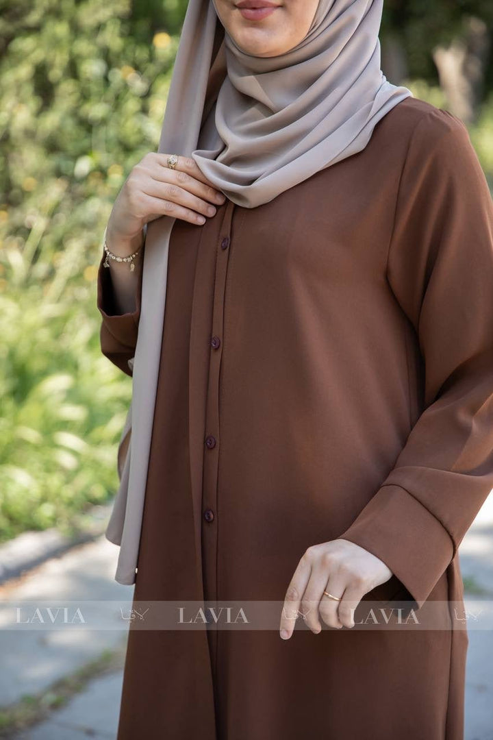 فستان نداء لون بني – الأناقة العملية بتفصيلة ذكية - Lavia