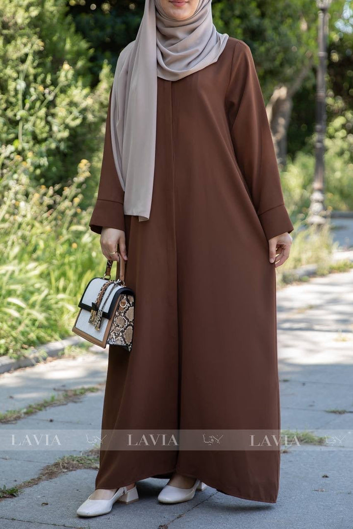 فستان نداء لون بني – الأناقة العملية بتفصيلة ذكية - Lavia
