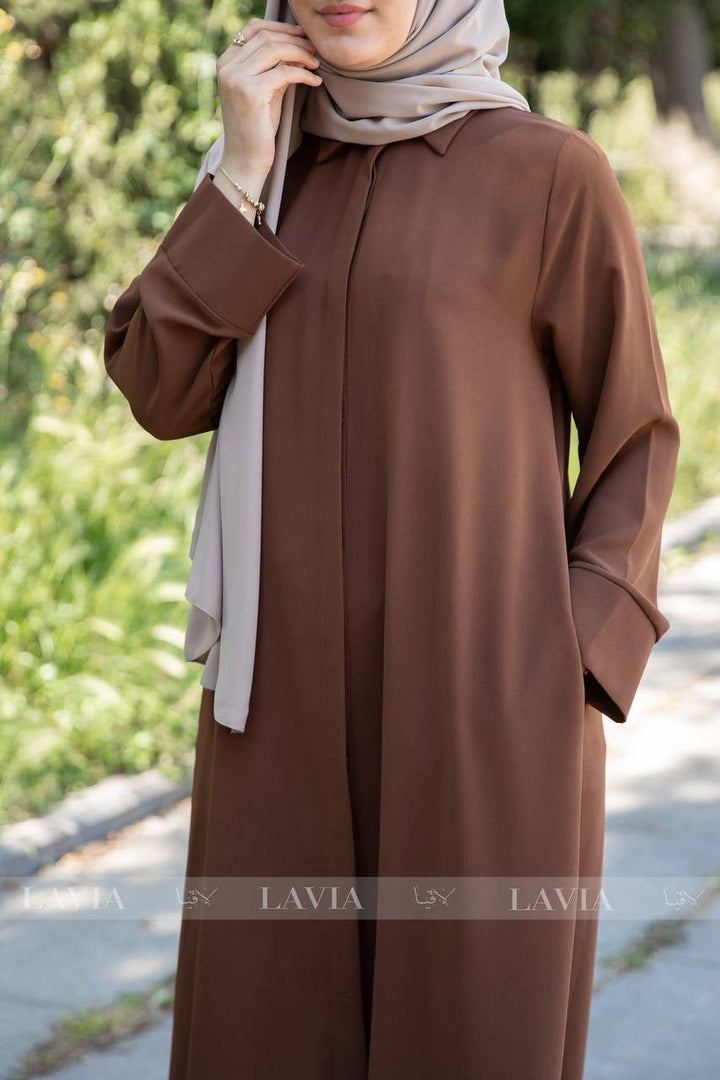 فستان نداء لون بني – الأناقة العملية بتفصيلة ذكية - Lavia