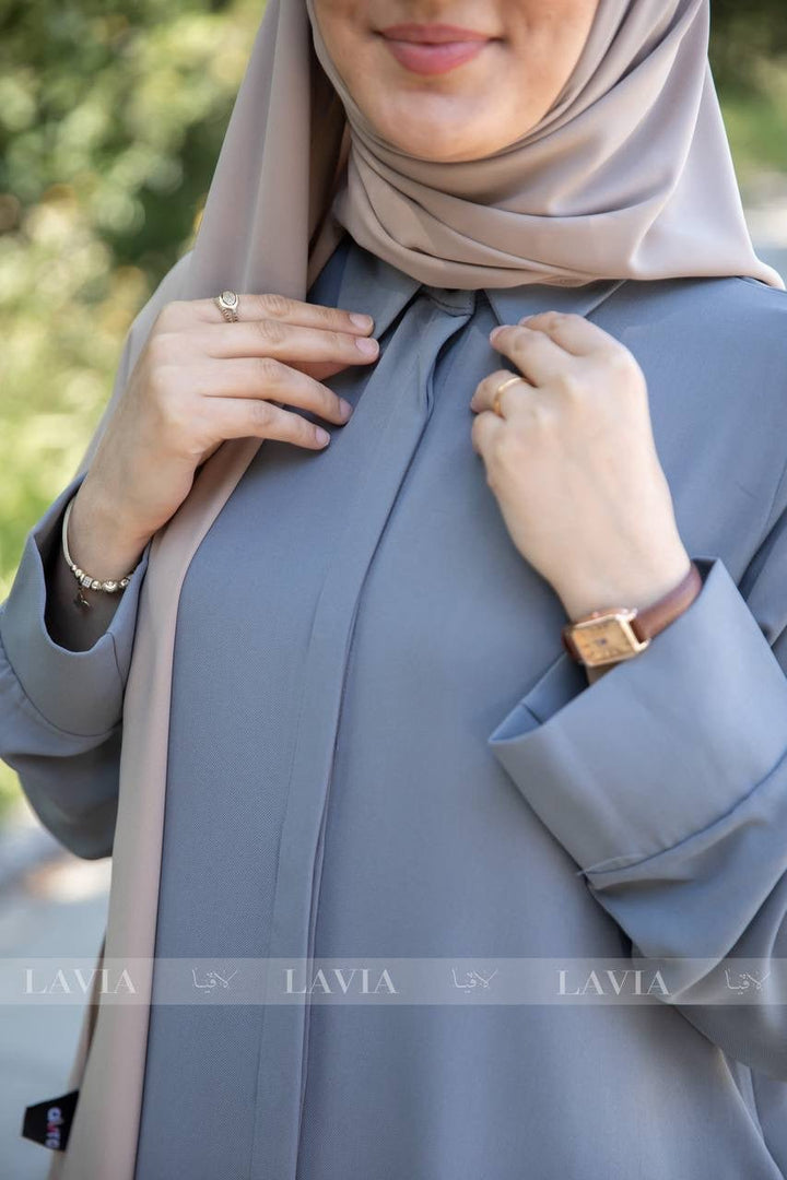فستان نداء لون رمادي – الأناقة العملية بتفصيلة ذكية - Lavia