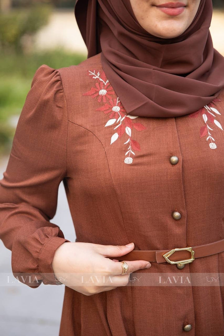 فستان وطن لون بني نحاسي – لمسة تراثية بإطلالة عصرية ⭐️ - Lavia