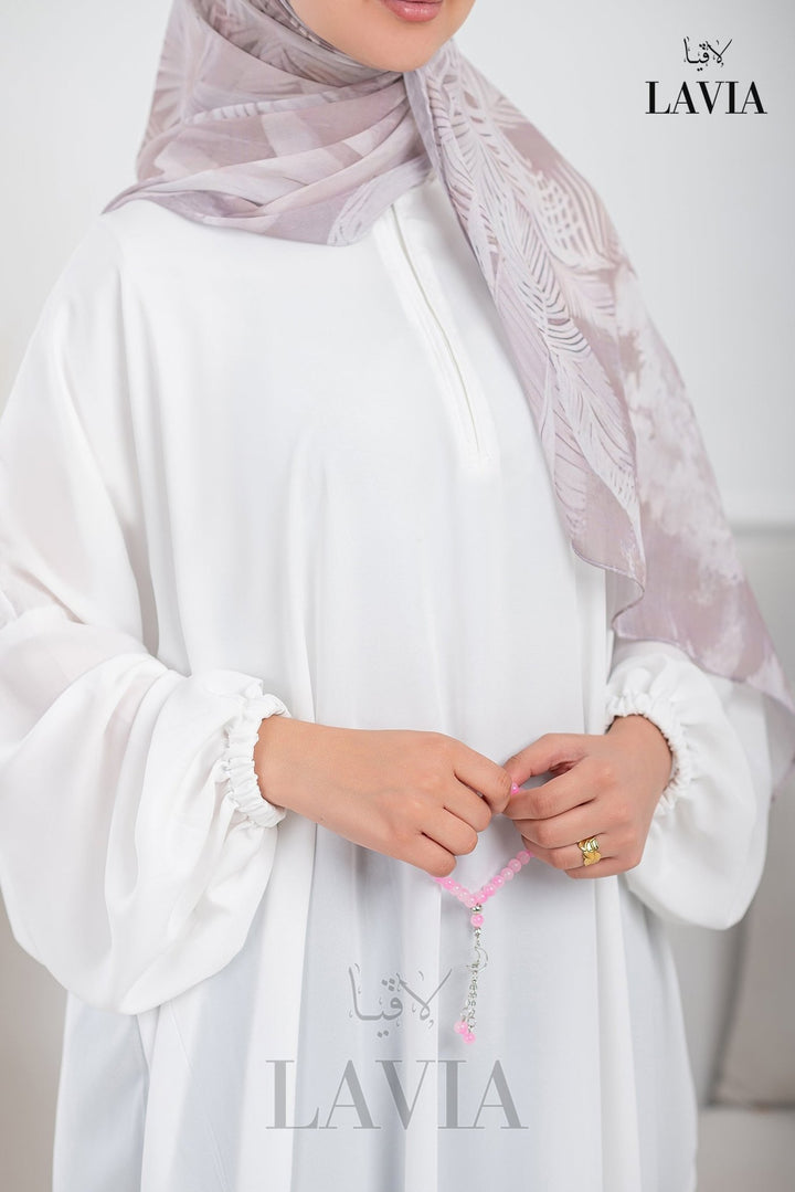 طقم صلاة مع شال متصل +سجادة صلاة سميكة +مصحف +مسبحة + حقيبة لون ابيض 📿 - Lavia