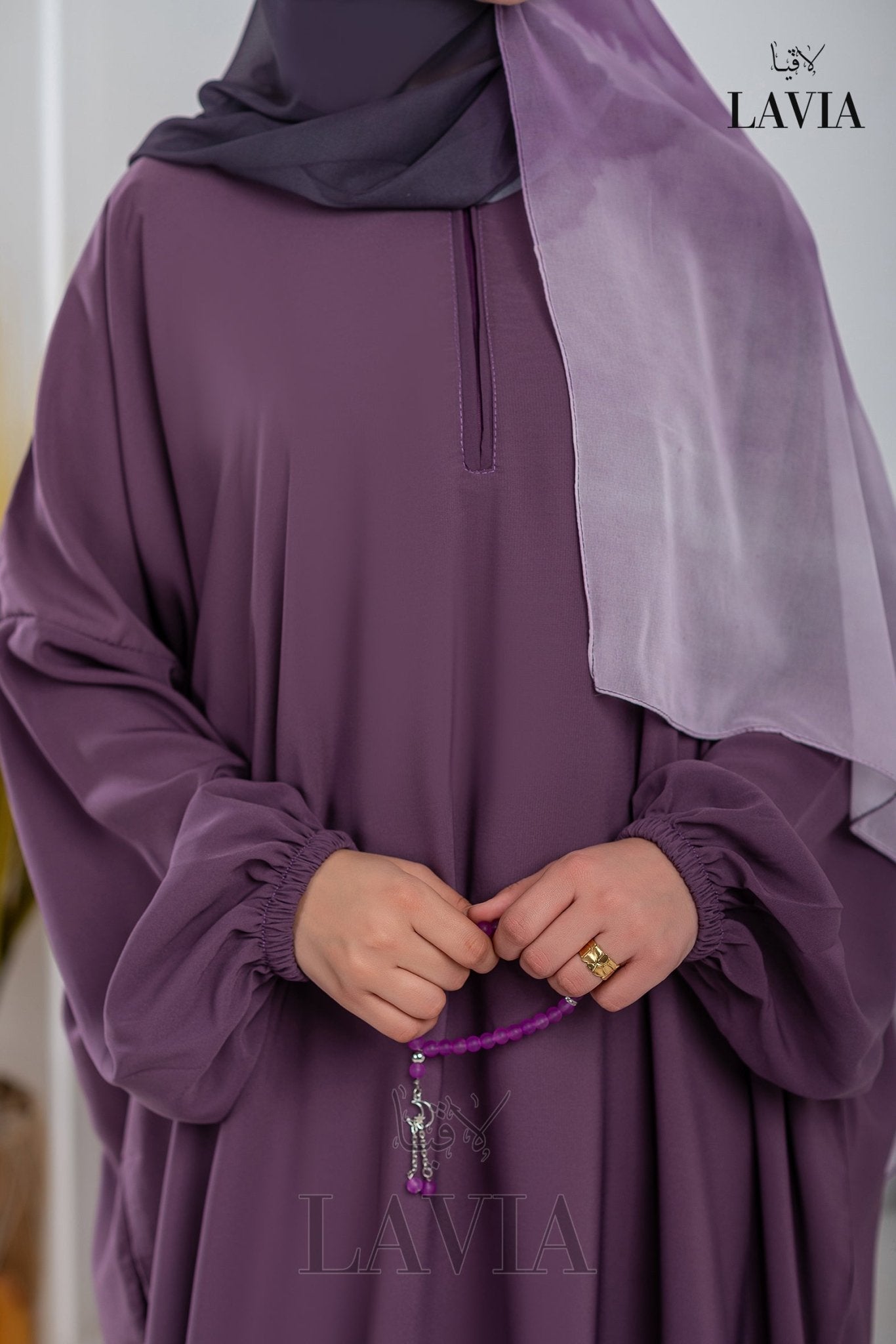 طقم صلاة مع شال متصل +سجادة صلاة سميكة +مصحف +مسبحة + حقيبة لون بنفسجي 📿 - Lavia