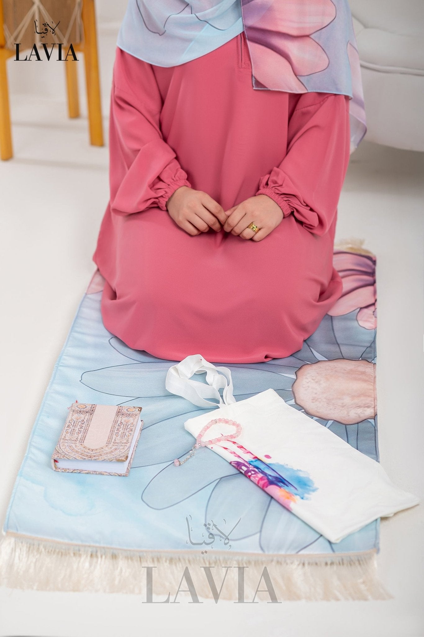 طقم صلاة مع شال متصل +سجادة صلاة سميكة +مصحف +مسبحة + حقيبة لون زهري 📿 - Lavia